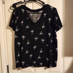 XL Maurices black tee with white palm trees